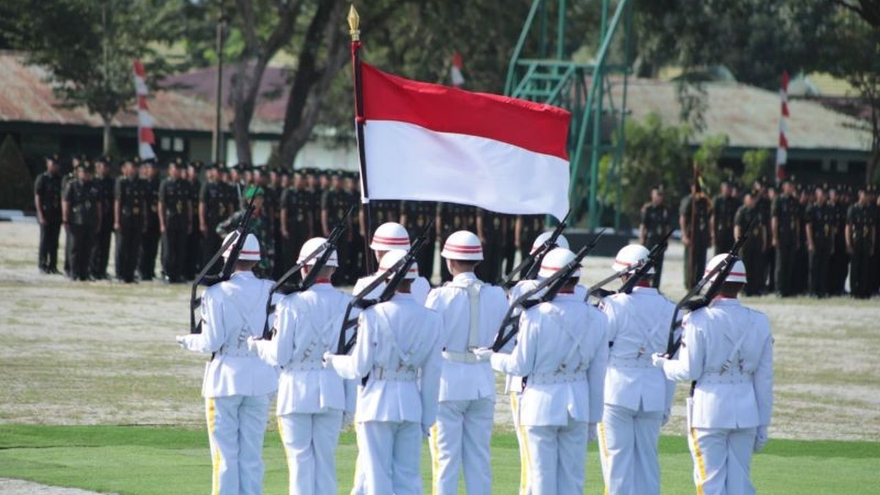 Mayjen TNI Jamalulael menekankan pentingnya pemahaman hukum kemiliteran bagi 381 Bintara TNI AD baru lulus pendidikan di Singkawang, Kalimantan Barat, agar siap menghadapi tantangan tugas di masa mendatang.
