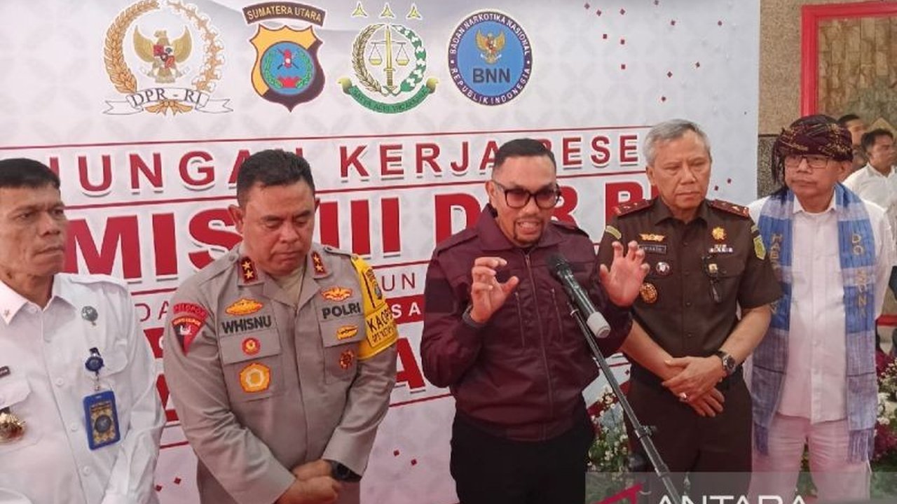 Wakil Ketua Komisi III DPR RI, Ahmad Sahroni, mengapresiasi penurunan kriminalitas di Sumatera Utara dan meminta Polda Sumut meningkatkan pelayanan humanis serta menjaga kamtibmas menjelang Lebaran 2025.