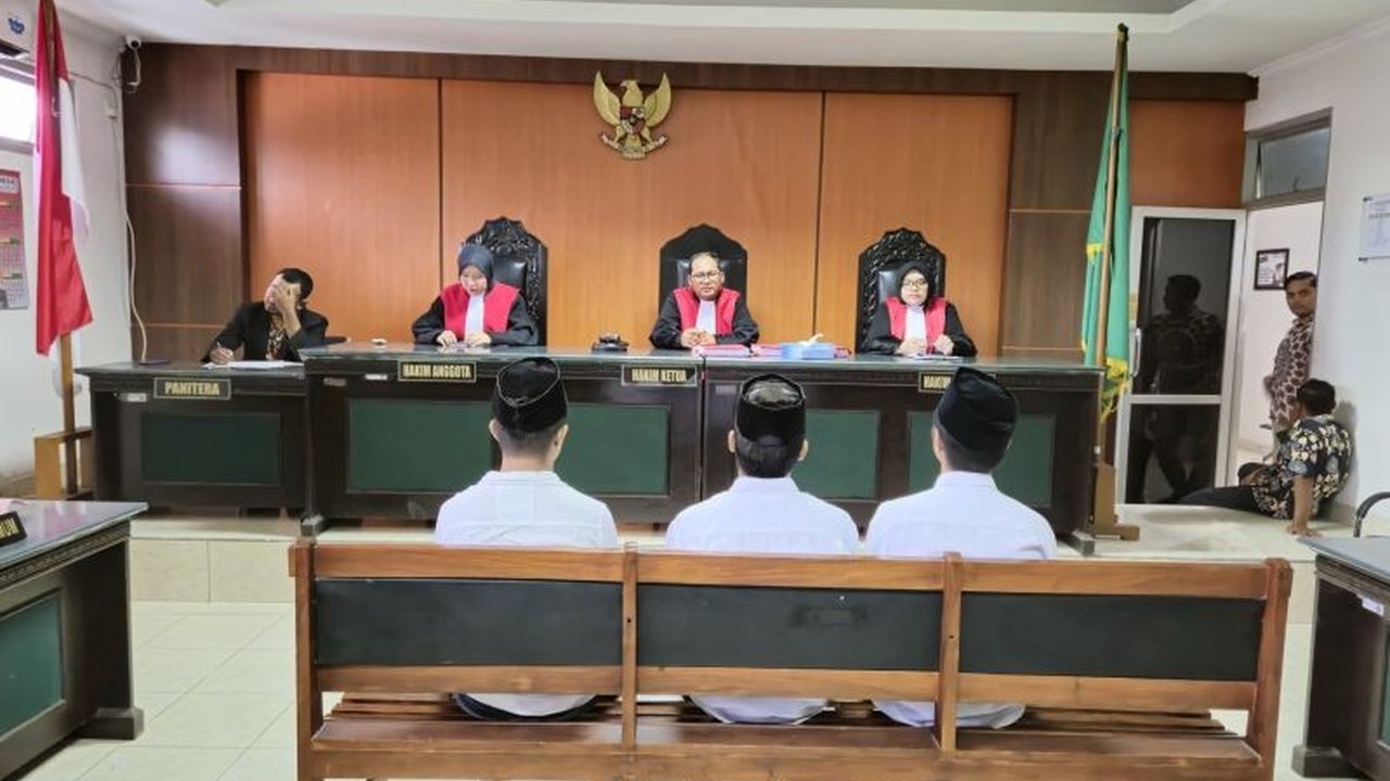 Tiga terdakwa penyelundupan 7 kg sabu di Lombok Tengah dituntut hukuman mati oleh Jaksa Penuntut Umum Kejaksaan Negeri Lombok Tengah karena melanggar UU Narkotika.