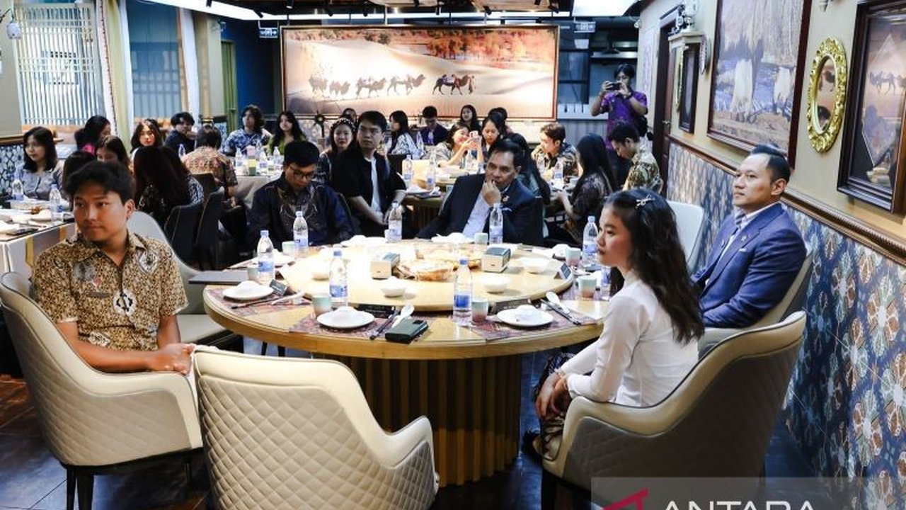 Dubes Djauhari Oratmangun berharap mahasiswa PPI Tiongkok terinspirasi oleh energi muda Menko AHY usai buka puasa bersama di Haikou, Tiongkok.