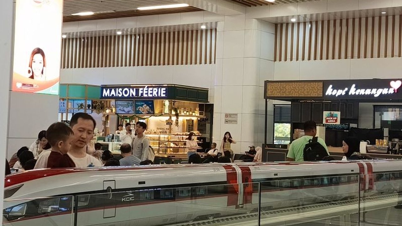 Integrasi Kereta Cepat Whoosh dengan berbagai moda transportasi kereta api lainnya dinilai memudahkan pemudik pulang kampung, hemat biaya, dan waktu.