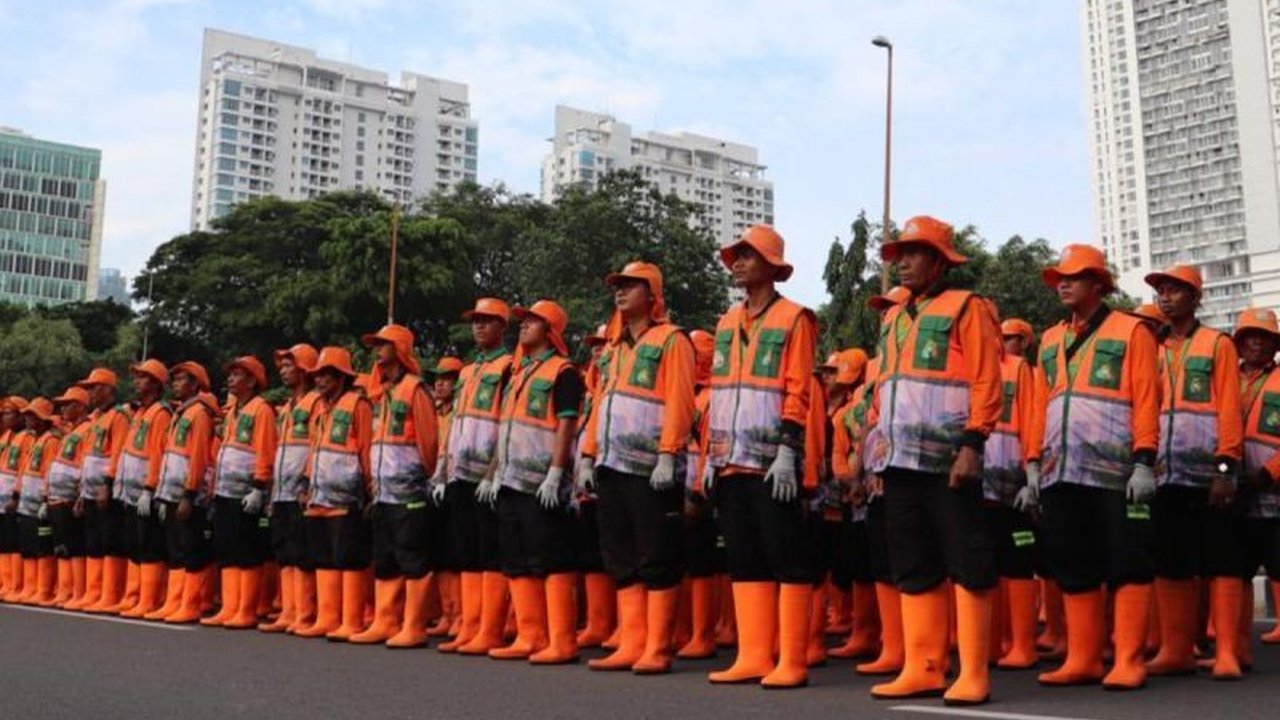 Dinas Lingkungan Hidup DKI Jakarta siapkan 2.906 petugas kebersihan untuk menjaga kebersihan kota selama libur Lebaran 2025, didukung 89 road sweeper dan puluhan toilet portabel.