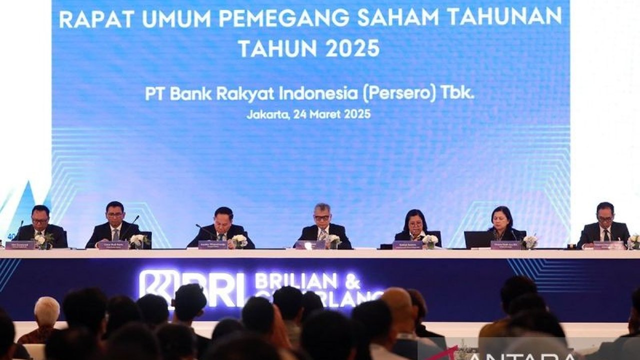 Dua direksi Bank Syariah Indonesia (BSI), Hery Gunardi dan Saladin D Effendi, ditunjuk memimpin Bank Rakyat Indonesia (BRI), menandai prestasi perbankan syariah Indonesia.