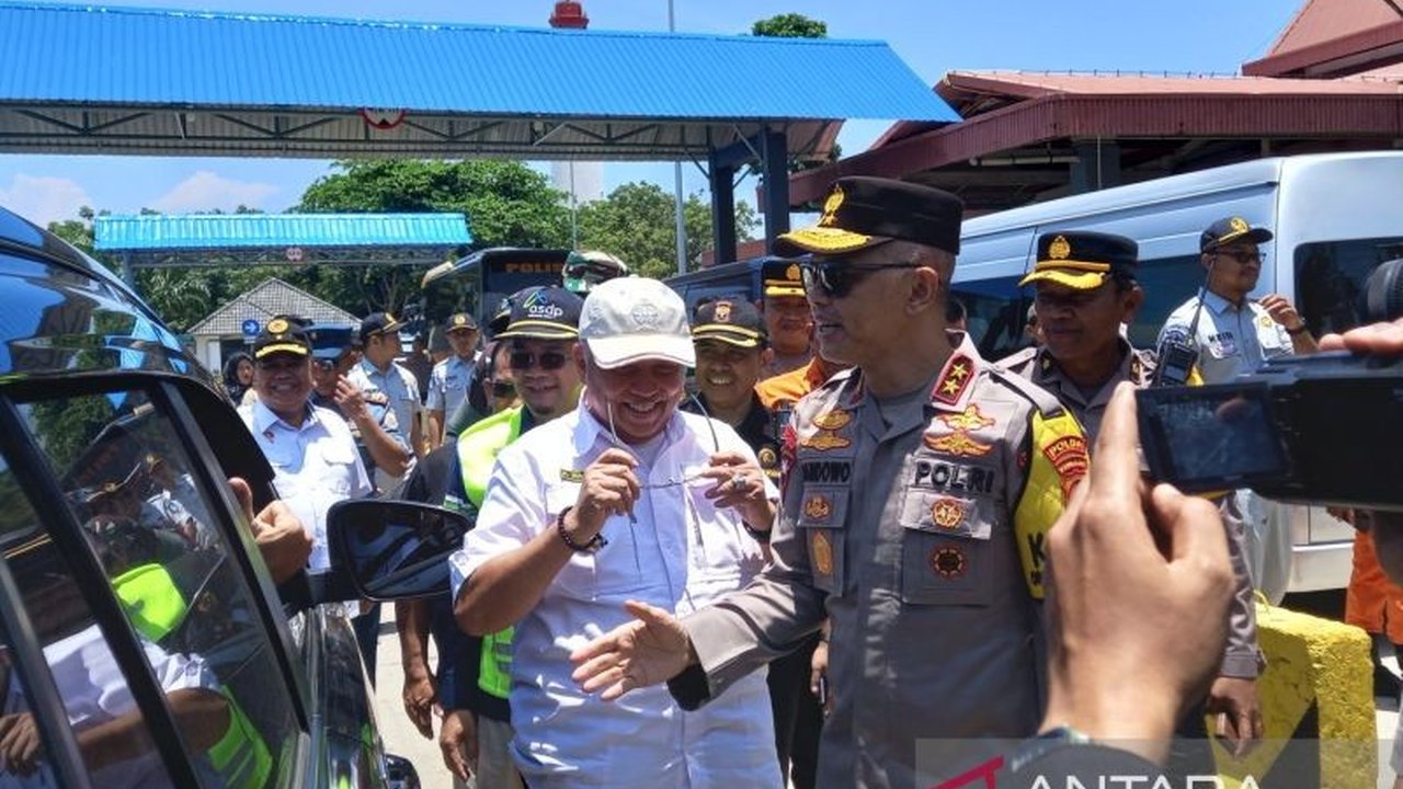 Kapolda Kepulauan Bangka Belitung meninjau kesiapan Pelabuhan Tanjungkalian untuk arus mudik Lebaran 2025, memastikan pelayanan prima dan lancar tanpa penumpukan penumpang.