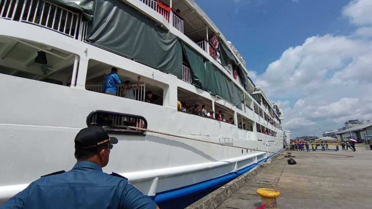 Sebanyak 1.800 pemudik dari Kalimantan Timur menggunakan KM Aditya Express menuju Parepare, Sulawesi Selatan, menandai peningkatan arus mudik Lebaran tahun ini dibandingkan tahun lalu.