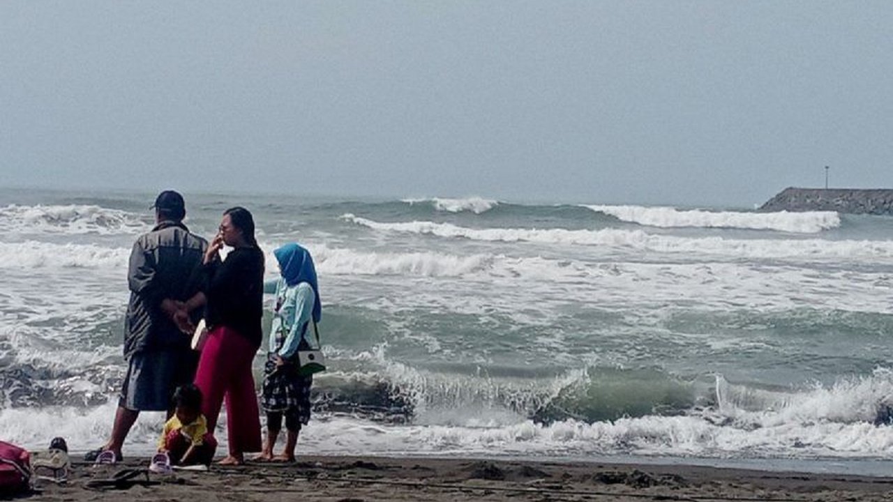 Nelayan di sekitar Kepulauan Nias diimbau waspada, BMKG memprediksi gelombang laut setinggi empat meter di Samudra Hindia Barat Kepulauan Nias hingga Sabtu (29/3).