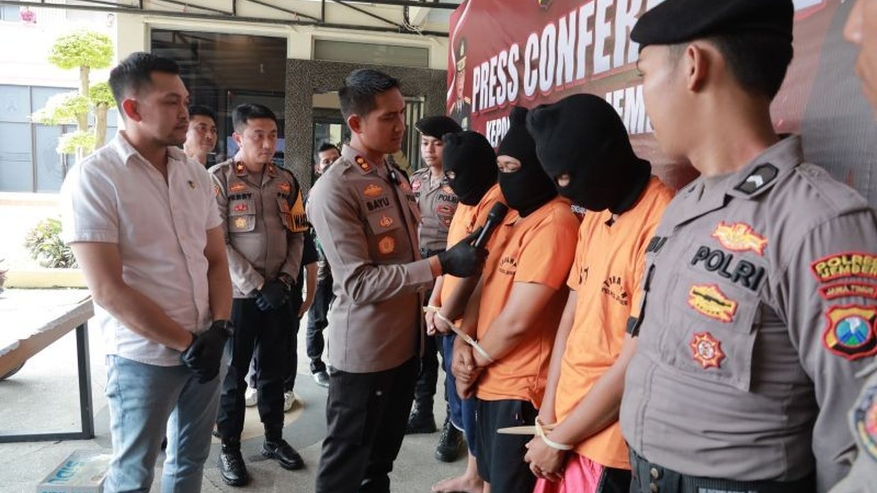 Polres Jember menangkap tiga karyawan SPBU yang menyalahgunakan BBM subsidi jenis solar dengan modus memanfaatkan barcode MyPertamina milik konsumen, meraup keuntungan hingga Rp480.000 per hari.