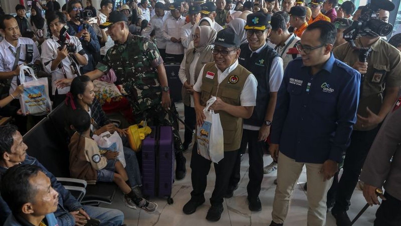 PT ASDP Indonesia Ferry memprediksi lonjakan penyeberangan Merak-Bakauheni hingga 47.000 kendaraan pada H-3 Lebaran, dengan berbagai strategi diterapkan untuk mengurai kepadatan.