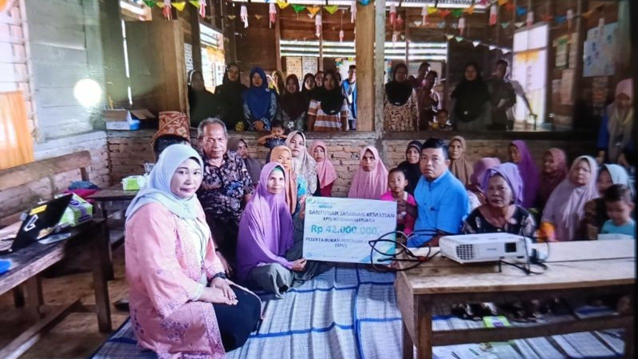 BPJS Ketenagakerjaan Cabang Pasaman Barat menyerahkan santunan kematian Rp42 juta kepada ahli waris Martaon, petani sawit, yang merupakan penerima bantuan iuran dari Dana Bagi Hasil Sawit.