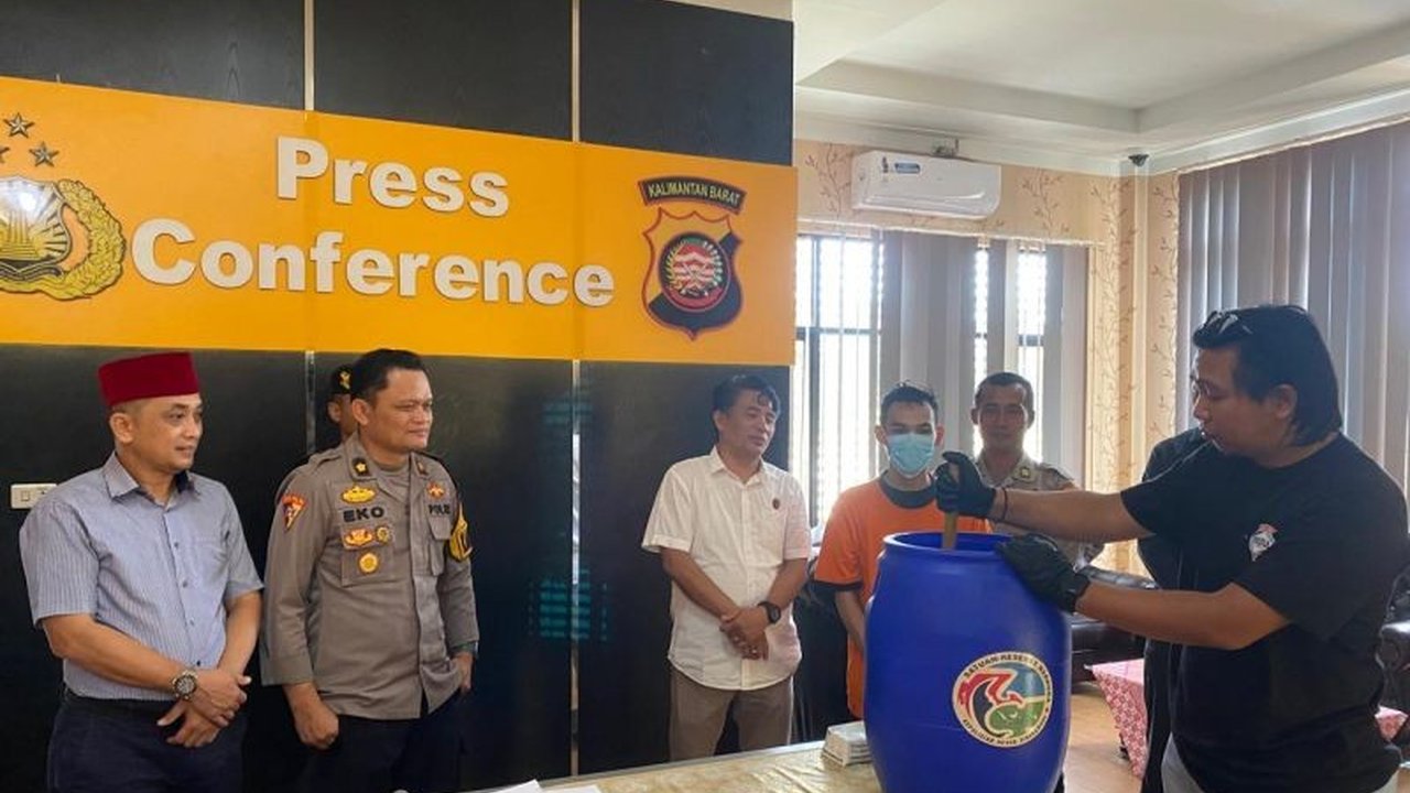 Satresnarkoba Polres Singkawang memusnahkan barang bukti sabu seberat 18,76 gram hasil penangkapan tersangka AB di Jalan Jenderal Sudirman, Singkawang, sebagai upaya pemberantasan peredaran narkoba.