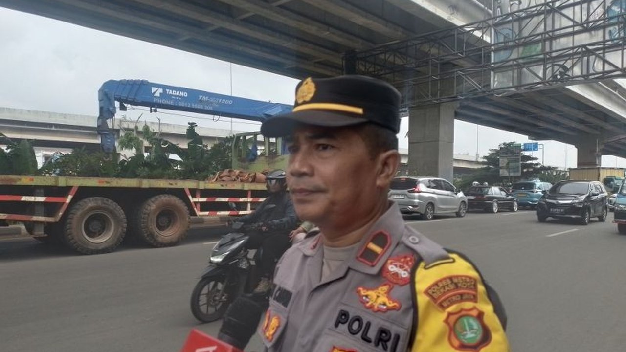 Kawasan Kalimalang, Bekasi terpantau lengang pada Kamis sore, namun puncak arus mudik diprediksi terjadi Kamis malam hingga Jumat malam, petugas mengimbau pemudik untuk berhati-hati dan mematuhi peraturan lalu lintas.
