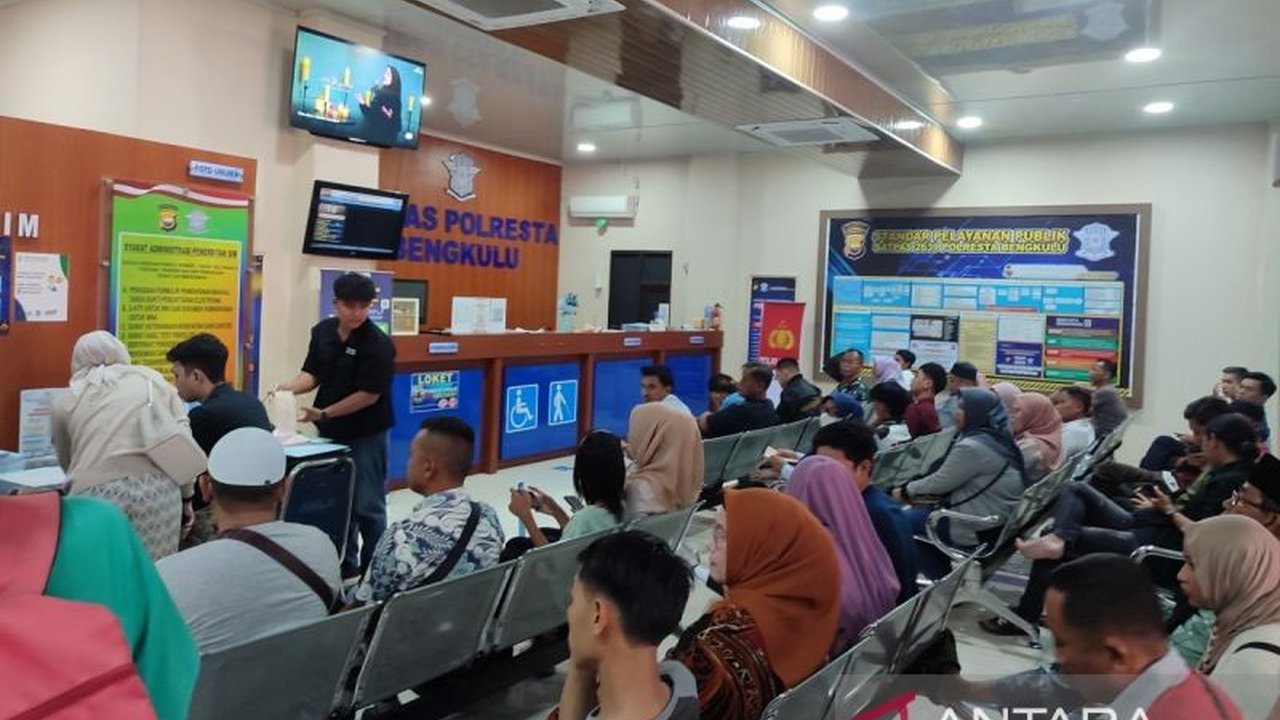 Menjelang libur Lebaran, ratusan warga Bengkulu membanjiri Polresta Bengkulu untuk mengurus SIM, SKCK, dan sidik jari sebelum layanan ditutup sementara.