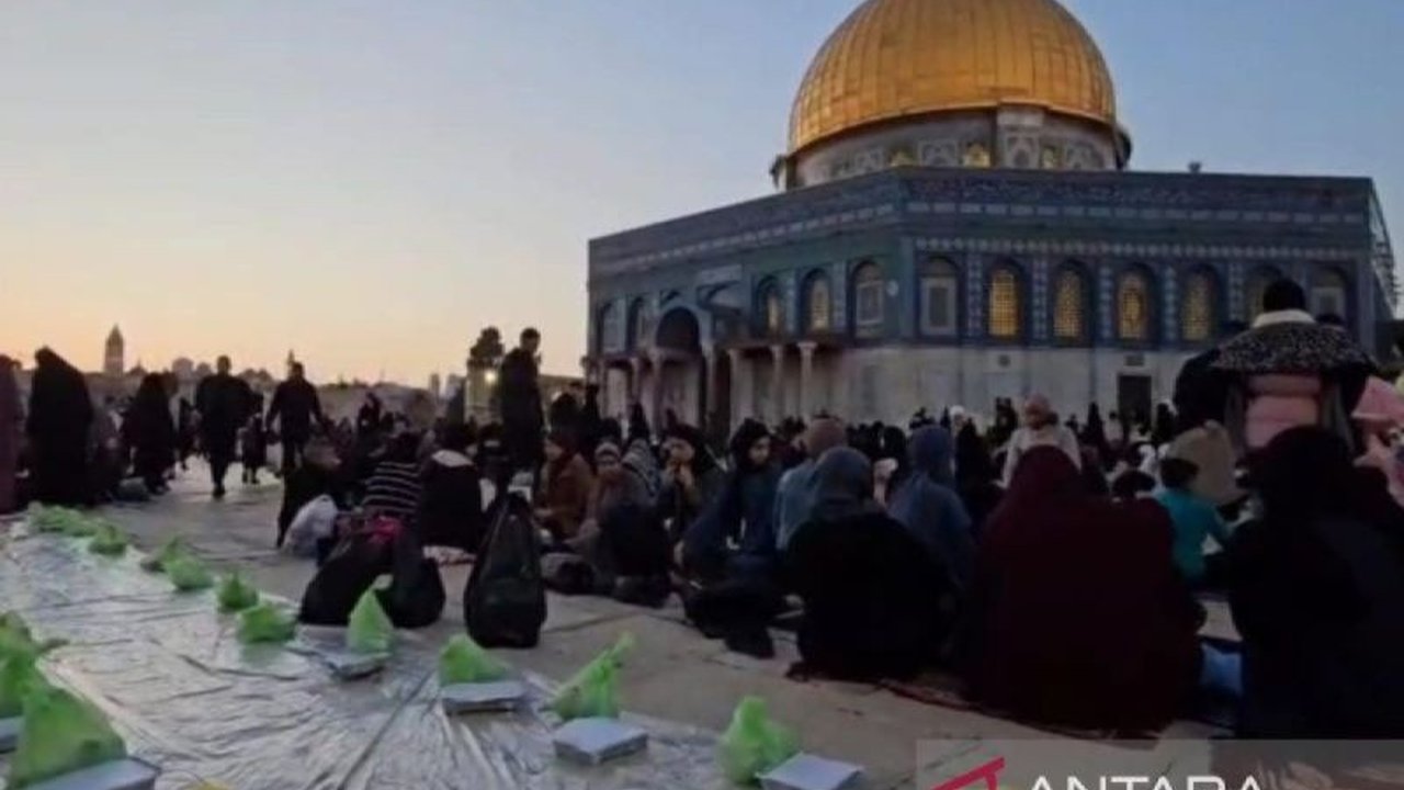Meskipun pembatasan akses ketat dari Israel, sekitar 180.000 jamaah Muslim tetap melaksanakan shalat Tarawih di Masjid Al-Aqsa untuk memperingati Lailatul Qadar.