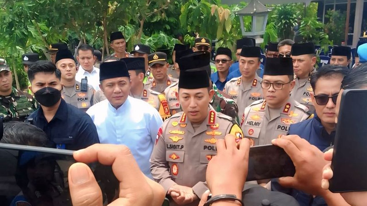 Kapolri Jenderal Listyo Sigit Prabowo mengunjungi keluarga AKP Anumerta Lusiyanto, korban penembakan oknum TNI, menyampaikan duka cita, dan memberikan penghargaan berupa rekrutmen anggota Polri kepada anak almarhum.