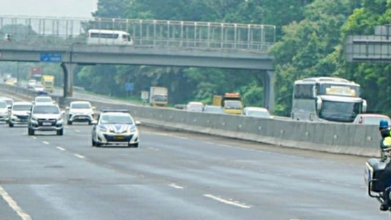 Rekayasa lalu lintas one way di Tol Trans Jawa diperpanjang hingga KM 210 ruas Tol Palikanci akibat tingginya volume kendaraan, Jasa Marga mengimbau pengemudi untuk memastikan kondisi kendaraan prima dan saldo e-toll cukup.