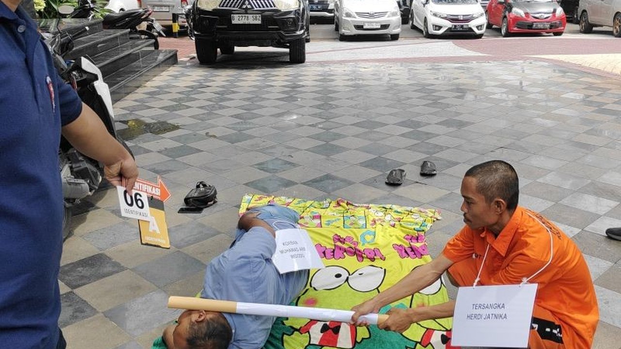Polda Metro Jaya rekonstruksi pembunuhan driver ojek online MAW (40) di Bekasi; pelaku, HJ (42), memukul korban tujuh kali dengan kayu dan membuang barang bukti di kali.