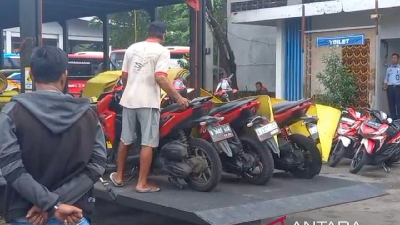 Sebanyak 106 sepeda motor pemudik gratis dari program Pemprov DKI Jakarta dan Kemenhub tiba di Terminal Tirtonadi, Surakarta, menandai dimulainya program mudik gratis Lebaran 2023 yang bertujuan meningkatkan keamanan dan kenyamanan pemudik.