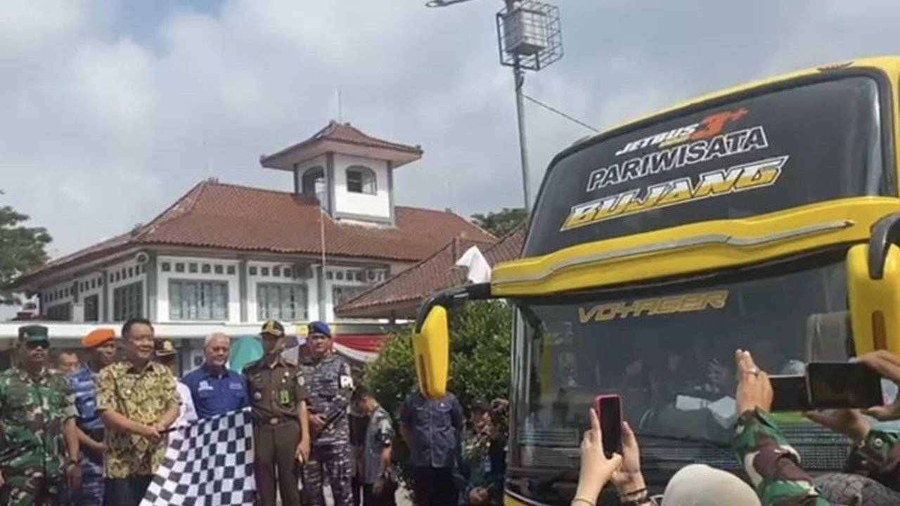 Pemerintah Provinsi Sumatera Selatan memberangkatkan 880 pemudik gratis pada program mudik tahun 2025 menggunakan bus, kereta api, dan speedboat, bertujuan untuk mengurangi biaya dan meningkatkan keselamatan perjalanan.