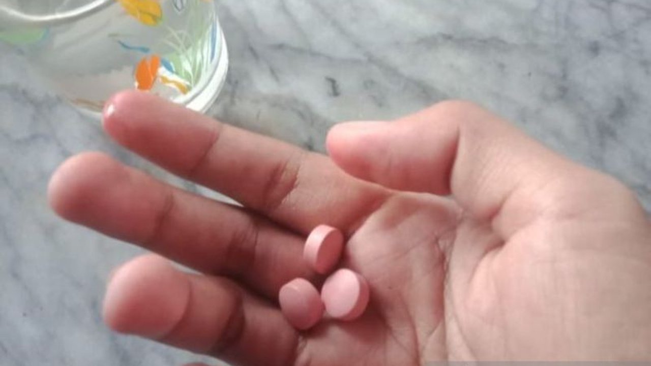 Indonesia menghadapi tantangan besar dalam memberantas Tuberkulosis (TB), penyakit menular yang masih menjadi penyebab kematian utama, namun berbagai upaya pencegahan dan pengobatan intensif terus dilakukan untuk mencapai target SDGs 2030.