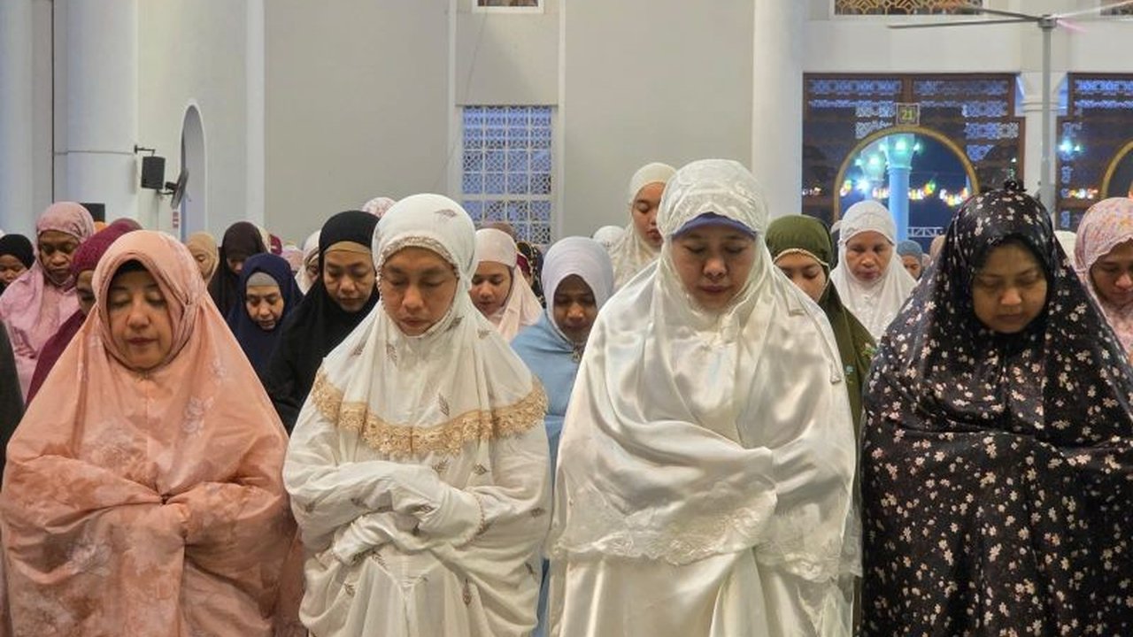 Khofifah Ikuti Qiyamul Lail Bersama 40.000 Jemaah di Masjid Al-Akbar Surabaya