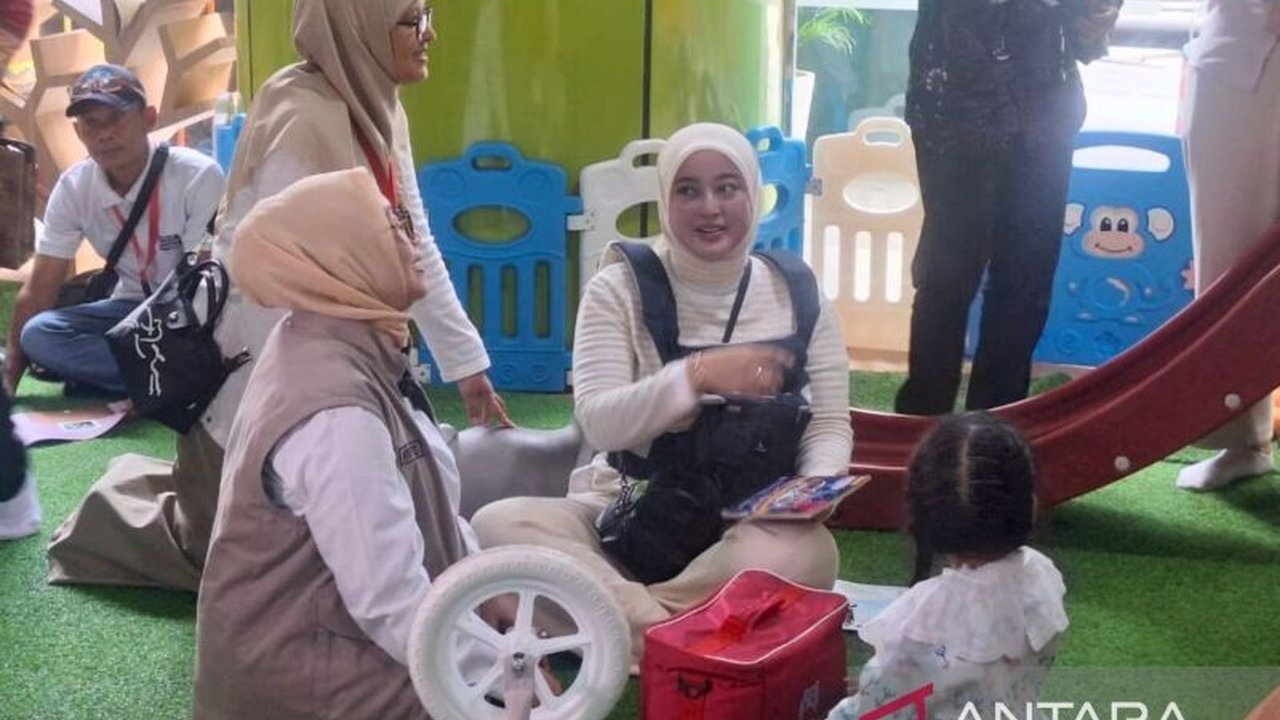 Menteri PPPA meninjau fasilitas ramah perempuan dan anak di Stasiun Gambir, memastikan kenyamanan pemudik Lebaran 2025 dengan berbagai fasilitas pendukung seperti ruang laktasi, mushola nyaman, dan area bermain anak.