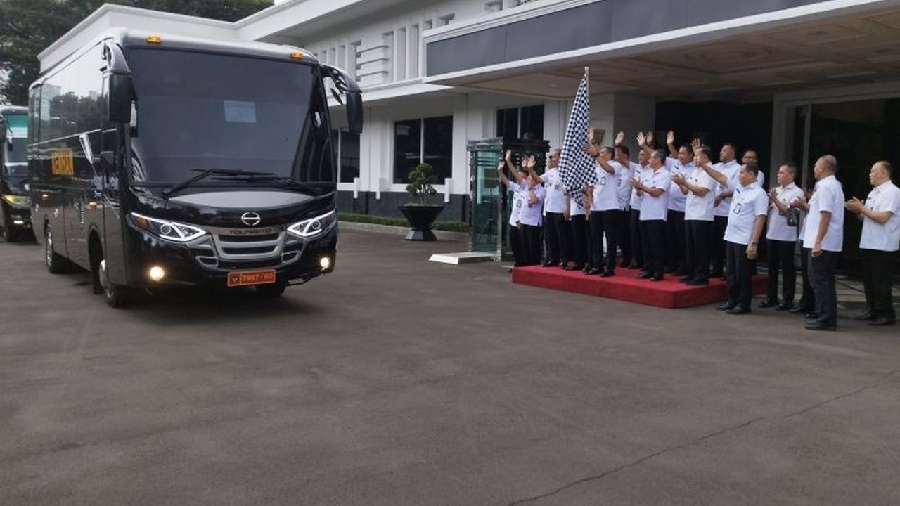 Kementerian Pertahanan (Kemenhan) memberangkatkan 30 bus untuk mudik gratis bagi 910 pegawai dan keluarga mereka menuju berbagai kota di Indonesia dalam rangka Lebaran 2025.