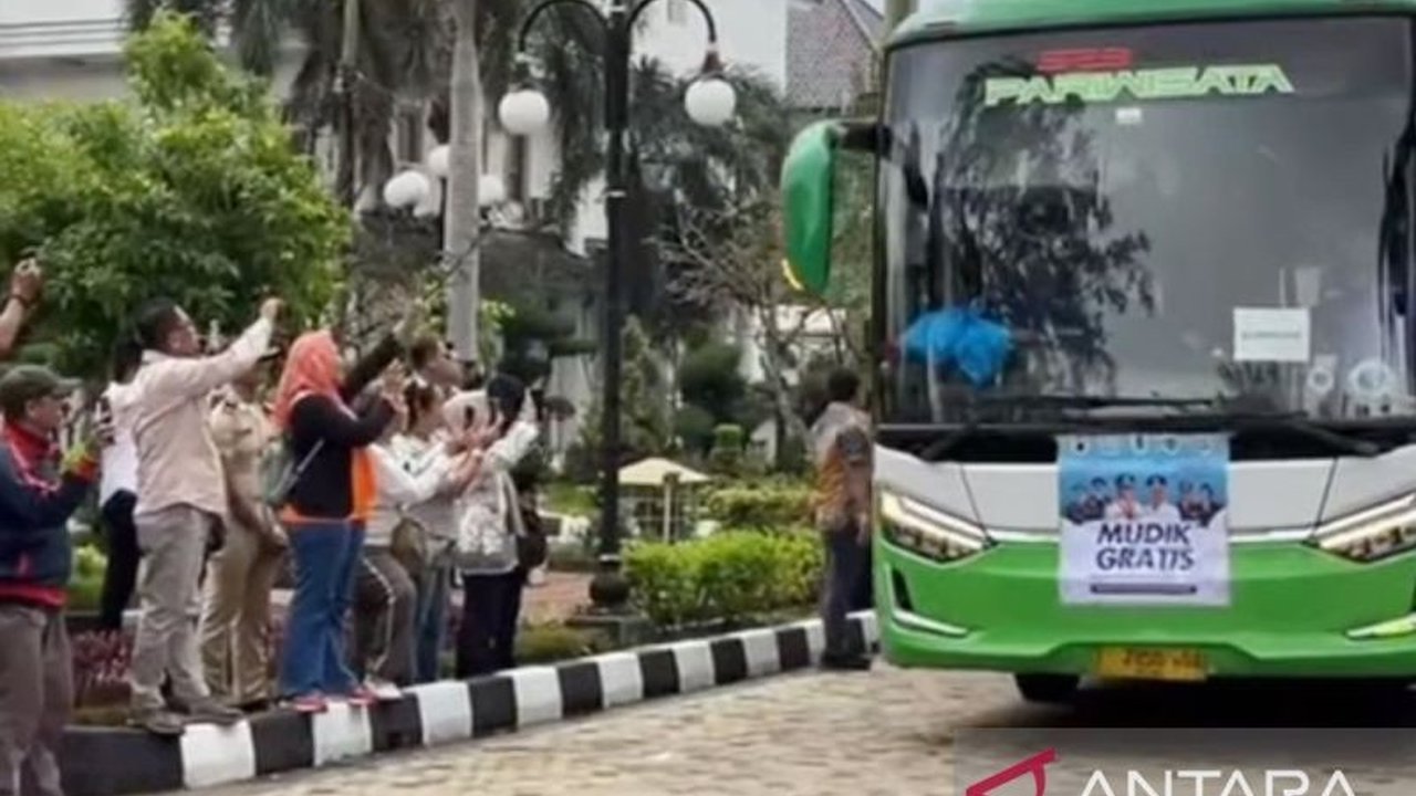 Pemerintah Kabupaten Karawang memberangkatkan 810 peserta mudik gratis tahun 2025 menuju berbagai daerah di Jawa Barat dan Jawa Tengah dengan 15 bus, demi menekan angka kecelakaan dan kemacetan.