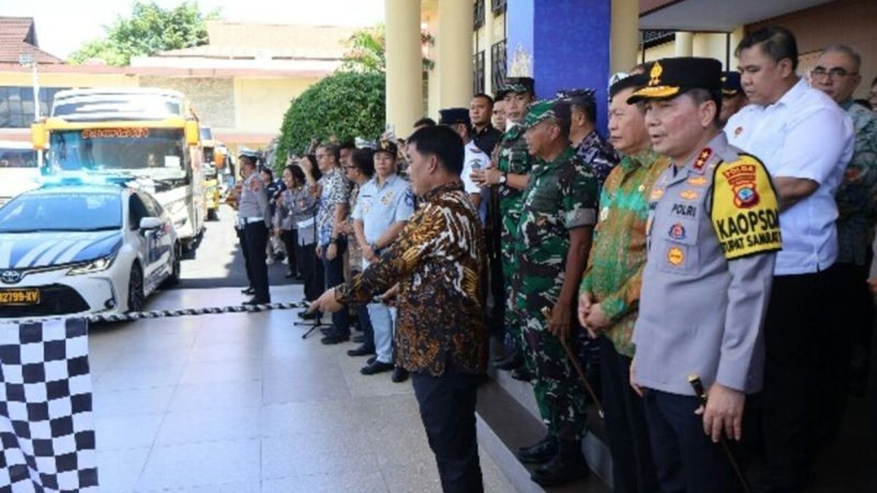 Gubernur Sulawesi Utara melepas 180 pemudik gratis menuju Bolaang Mongondow Utara dan Gorontalo dalam program kolaborasi Polda Sulut dan Pemprov Sulut, Kamis (27/3).