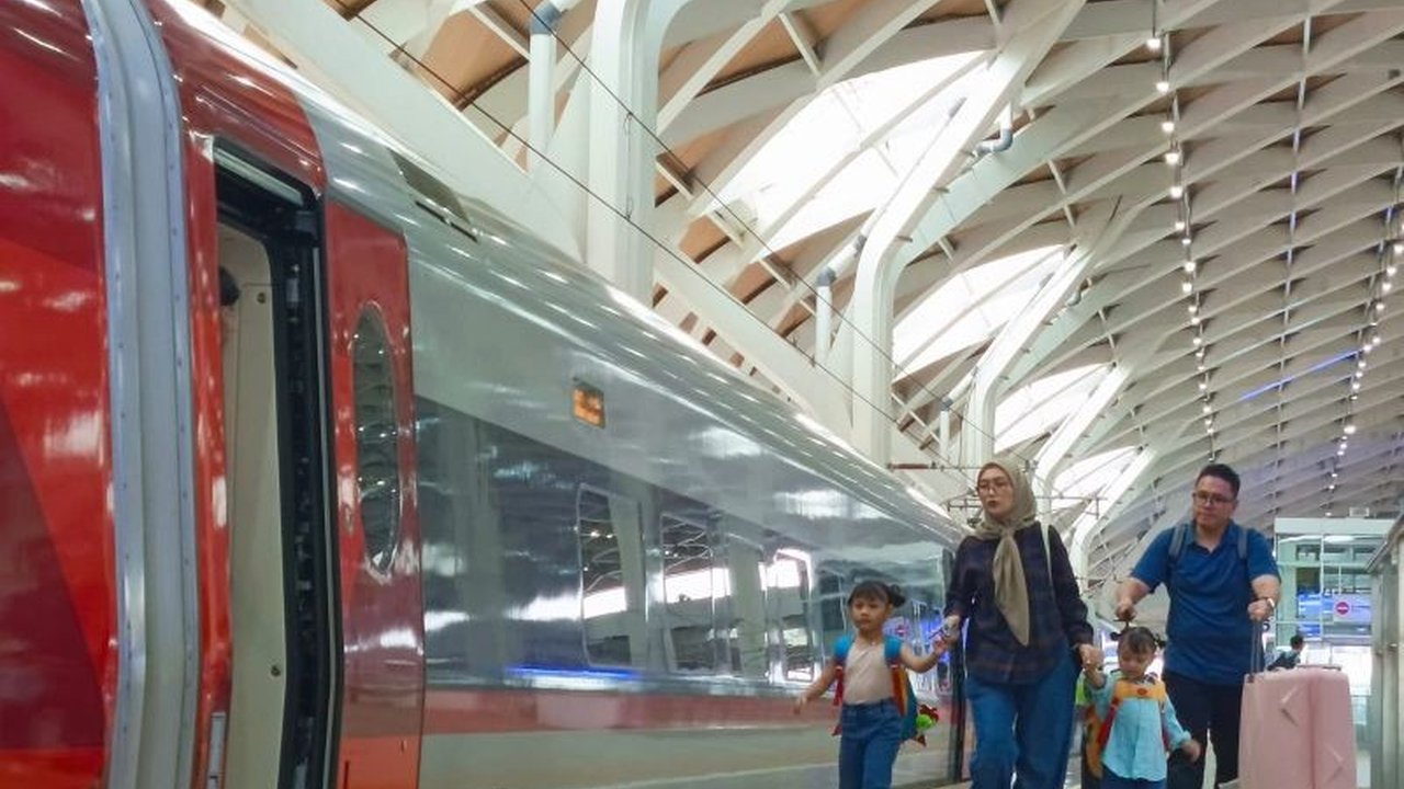 Pengalaman para pemudik yang membawa balita menggunakan Kereta Cepat Whoosh untuk mudik Lebaran, merasakan kenyamanan dan efisiensi waktu.