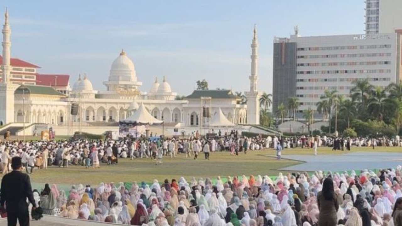 Pemkot Batam telah menyiapkan 889 lokasi salat Idul Fitri 1444 H/2025 M, termasuk di masjid, mushala, dan lapangan, serta menggelar pawai takbir dan lomba mobil hias.