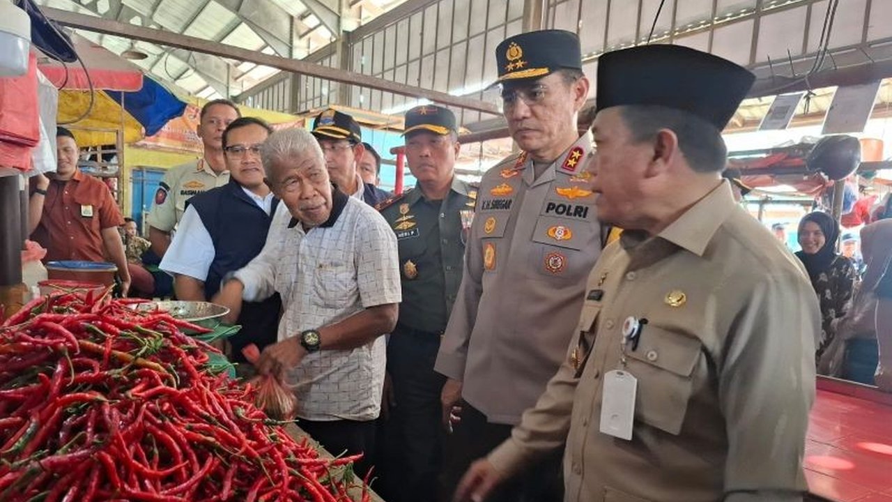 Jelang Idul Fitri, Gubernur Jambi Al Haris bersama Kapolda dan Danrem memantau pasar tradisional dan memastikan harga bahan pokok relatif stabil, dengan stok yang cukup aman.