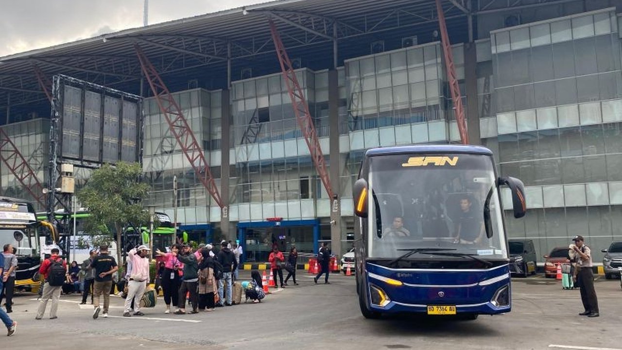 Pemerintah Kota Jakarta Timur kerahkan 250 petugas untuk mengamankan arus mudik di Terminal Pulo Gebang, antisipasi lonjakan penumpang hingga 4000 orang per hari jelang Lebaran 2025.