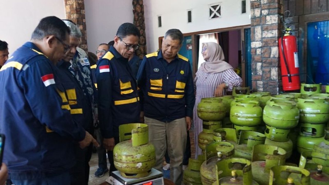 Pertamina Patra Niaga Regional Sumatera Bagian Utara (Sumbagut) siapkan 32 motorist dan 49 mobil tangki untuk antisipasi lonjakan permintaan BBM selama Lebaran 2025 di Sumatera Barat dan sekitarnya.