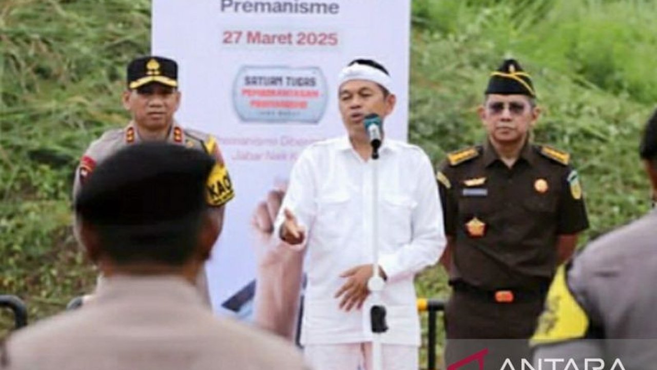 Gubernur Jawa Barat memimpin apel kesiapsiagaan Satgas Anti-Premanisme di Karawang untuk melindungi masyarakat dari aksi premanisme menjelang Lebaran 2025.