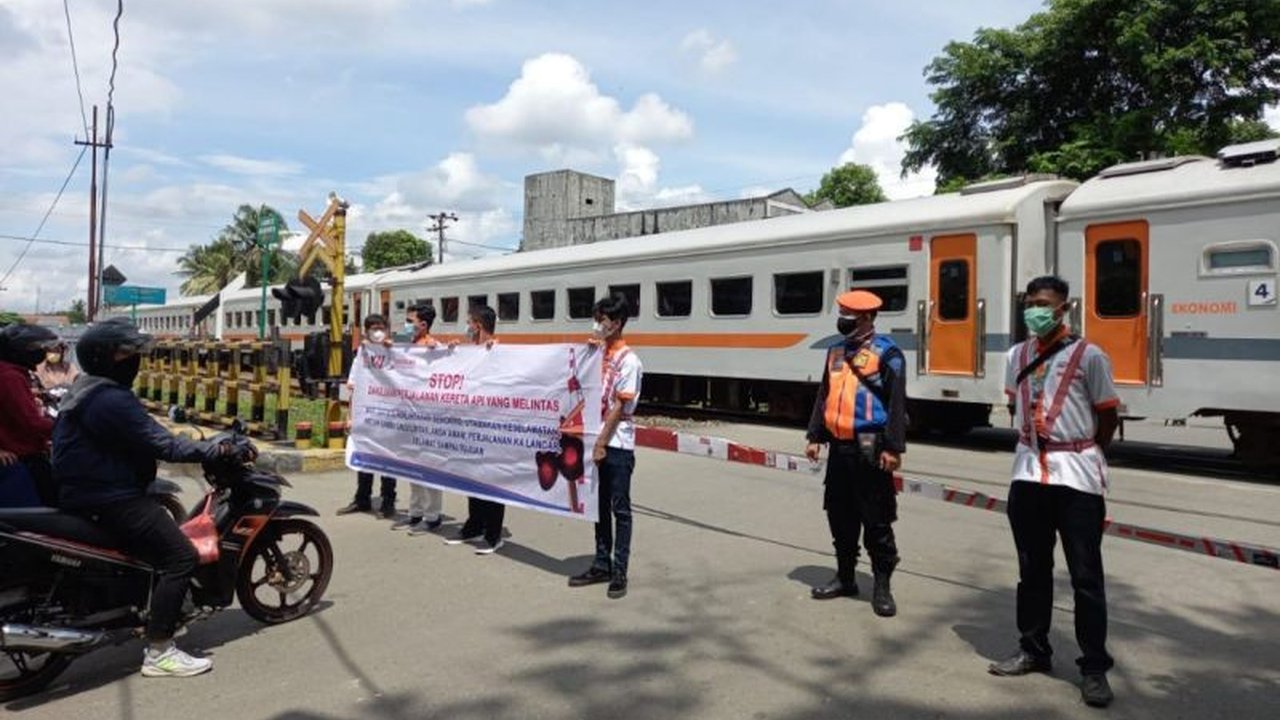 Jelang mudik Lebaran 2025, KAI mengimbau pengendara untuk disiplin di perlintasan sebidang guna mencegah kecelakaan dan menjamin keselamatan bersama di perjalanan.