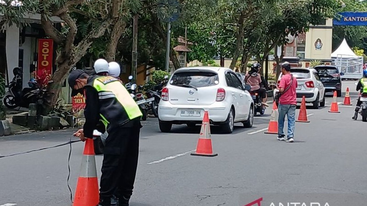 Kepolisian Resor Temanggung membuka jalur mudik alternatif melalui halaman Kantor Bupati untuk mengurai kemacetan di depan Pasar Kliwon selama arus mudik Lebaran 2025.