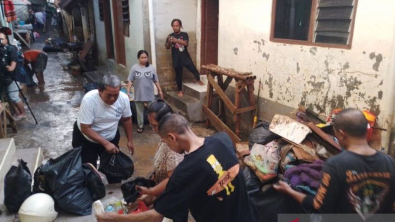 Pemerintah Kota Administrasi Jakarta Timur mengimbau pemudik menyiapkan tas siaga berisi dokumen penting untuk mitigasi bencana banjir dan kebakaran saat mudik Lebaran 2025.