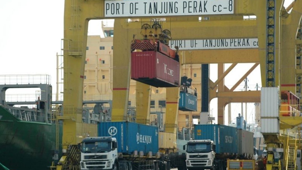 ALFI Jatim mendesak pengelola Pelabuhan Tanjung Perak untuk segera melakukan peremajaan peralatan bongkar muat guna meningkatkan efisiensi dan mengurangi biaya logistik.