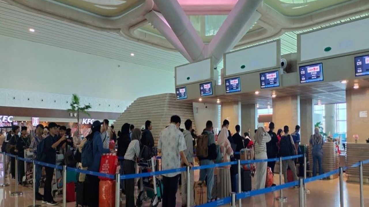 Bandara Internasional Yogyakarta (YIA) di Kulon Progo, Yogyakarta, mencatat lonjakan penumpang hingga 14.225 orang pada H-4 Lebaran 2025, meskipun sedikit di bawah proyeksi awal.