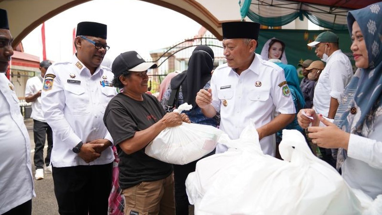 Pemerintah Provinsi Maluku Utara membagikan 1.300 paket sembako murah kepada masyarakat dalam rangka membantu menekan inflasi dan meringankan beban menjelang Lebaran.