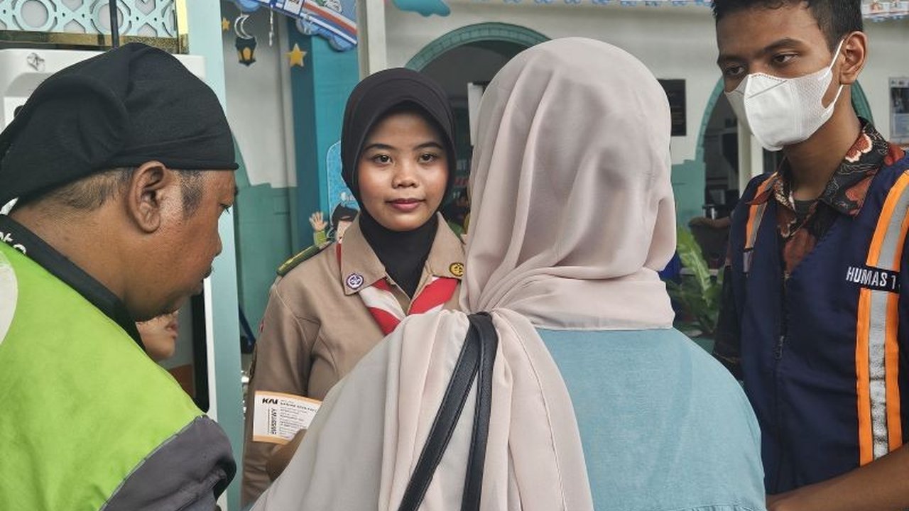 Pemerintah Jawa Tengah memfasilitasi mudik gratis bagi lebih dari 2000 pekerja informal melalui kereta api dan bus, guna membantu perekonomian dan mengurangi kemacetan.
