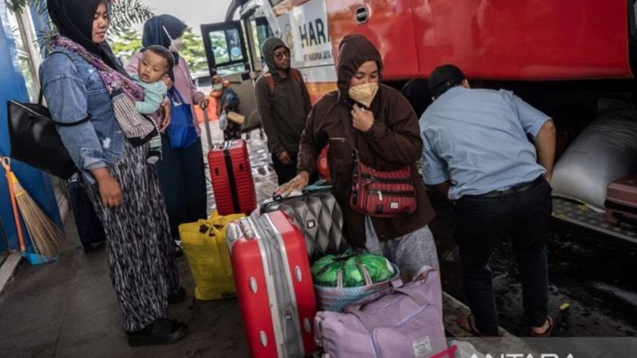 Pemerintah Kota Jakarta Timur akan mendata pendatang baru pasca Lebaran 2025, seiring prediksi penurunan jumlah pendatang dan imbauan Gubernur DKI soal persaingan ketat di Jakarta.