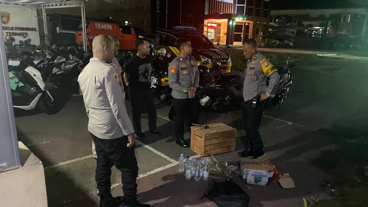 Satuan Samapta Polres Ternate mengungkap peredaran miras ilegal di Pasar Higenis, Ternate, dan mengamankan puluhan botol minuman beralkohol berbagai jenis.