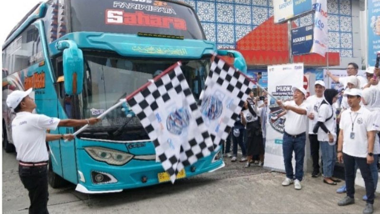 BRI Palembang memberangkatkan 250 perantau mudik ke Sumatera Barat dan Lampung melalui Program Mudik Asyik Bersama BUMN 2025, membantu mengurangi biaya perjalanan dan memastikan kepulangan yang nyaman dan sehat.