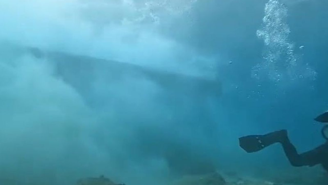 Tim SAR menghadapi kendala cuaca dan akses sulit saat mengevakuasi empat korban kapal LCT SJP 168 A yang tenggelam di perairan Halmahera Selatan.