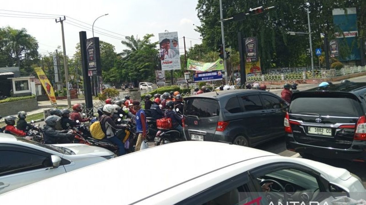 Hingga H-5 Lebaran, 468 ribu kendaraan telah melintasi jalur Pantura Cirebon, dengan lonjakan tertinggi terjadi pada H-6 Lebaran; puncak arus mudik diperkirakan terjadi pada pekan ini.