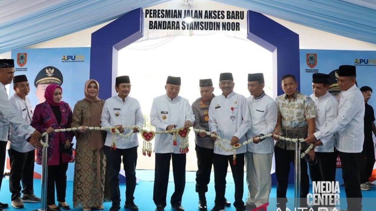 Gubernur Kalimantan Selatan meresmikan jalan alternatif sepanjang 2,7 kilometer menuju Bandara Internasional Syamsuddin Noor, Banjarbaru, yang diharapkan meningkatkan konektivitas dan pertumbuhan ekonomi daerah.