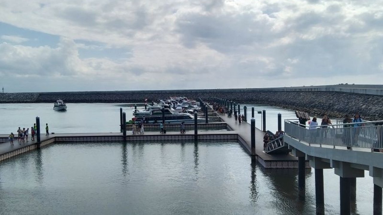 Kunjungan wisatawan ke Bali selama libur Nyepi dan Lebaran 2025 menurun, menyebabkan penurunan jumlah penumpang kapal wisata di Denpasar sebesar 7 persen.