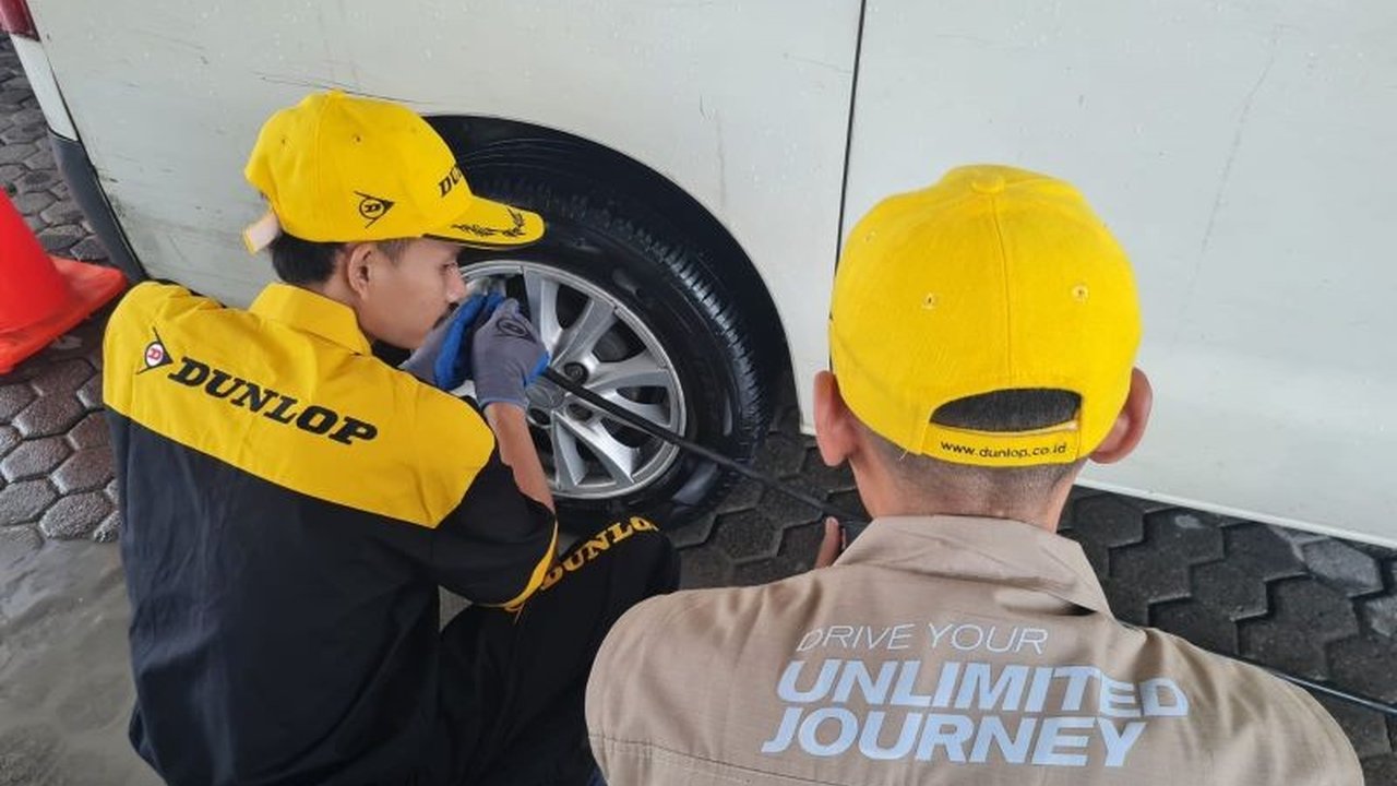 Posko Mudik Dunlop di Rest Area KM 57 Tol Jakarta-Cikampek tawarkan layanan servis ban, edukasi keselamatan berkendara, dan hadiah menarik seperti mobil Mitsubishi XForce hingga periode 30 Maret 2025.