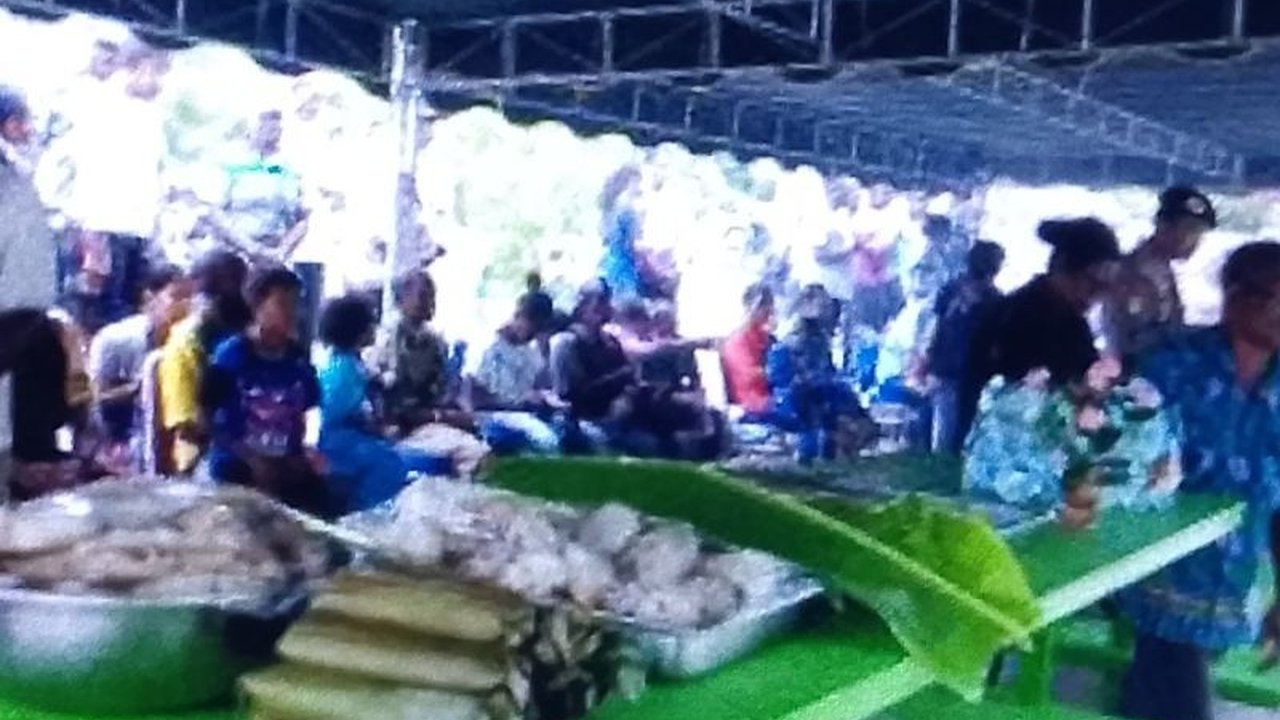 Pemkab Supiori, Papua, optimistis PAD akan mencapai Rp18 miliar pada 2025, meskipun menghadapi efisiensi anggaran signifikan akibat Inpres No. 1/2025 dan PMK No. 29/2025.